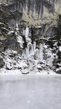 SCULPTURES DE GLACE NATURELLES au Lac de Braies