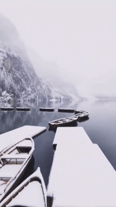 VUE INCROYABLE sur le Lac de Braies enneigé