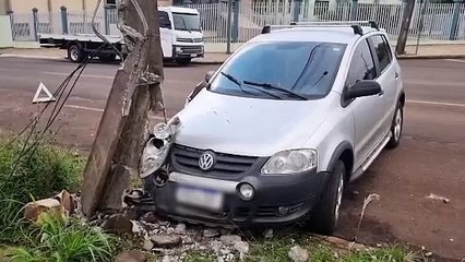 Condutor abandona CrossFox após colidir em poste na Rua Cuiabá