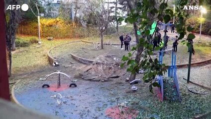 Tel Aviv, il cratere derivato dall'attacco missilistico dallo Yemen