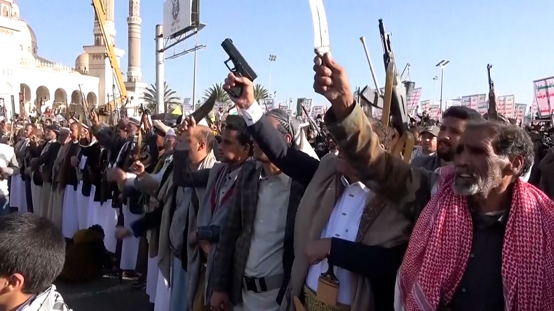 Un cohete lanzado desde Yemen impact� una zona de Tel Aviv durante la noche, y dej� 16 personas ligeramente heridas por los cristales rotos de ventanas cercanas, seg�n el Ej�rcito israel�.
Otras 14 personas sufrieron heridas leves al correr hacia los refugios cuando sonaron las sirenas antia�reas antes de que el proyectil impactara justo antes de las 4 de la madrugada del s�bado, dijo el Ej�rcito.