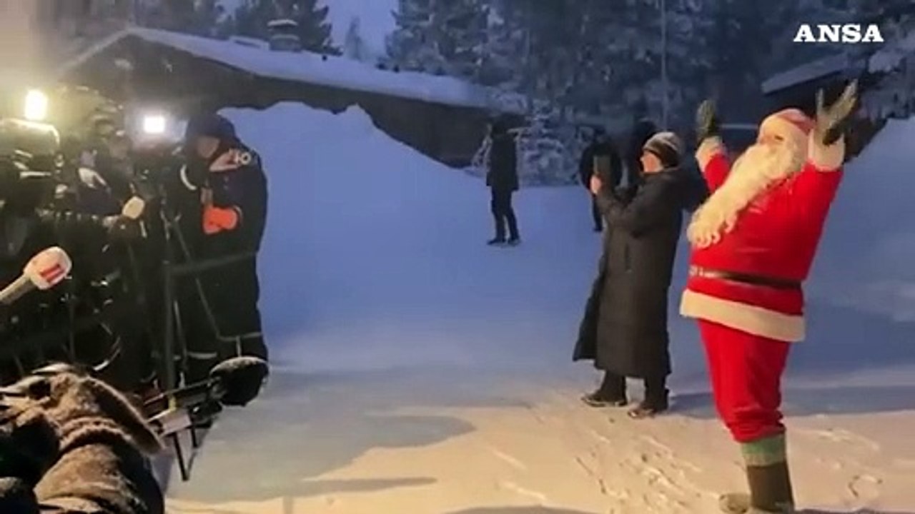 Meloni al summit Nord-Sud in Lapponia, l'abbraccio con Babbo Natale