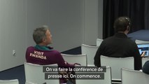 PSG - Face à une salle de presse quasi vide, Luis Enrique s’assoit au milieu des journalistes !