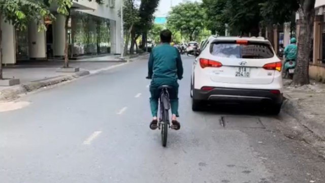 Bicycle with two simultaneously moving pedals offers a new way to ride