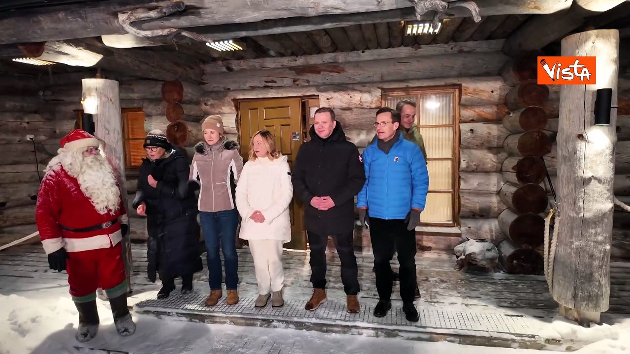 Meloni arriva in Lapponia e fa la foto con Babbo Natale di fronte alla baita