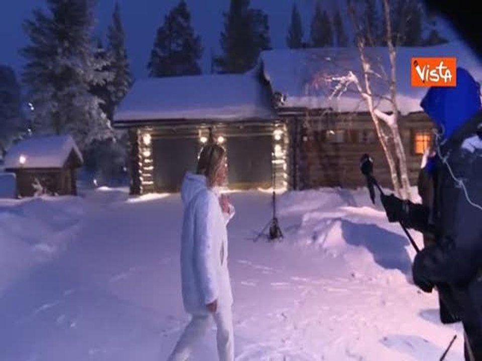 Meloni arriva in Lapponia e fa la foto con Babbo Natale di fronte alla baita