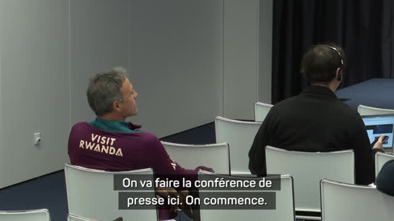 PSG - Face à une salle de presse quasi vide, Luis Enrique s’assoit au milieu des journalistes !