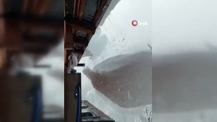 Çatıdan düşen kar az kalsın can alıyordu!