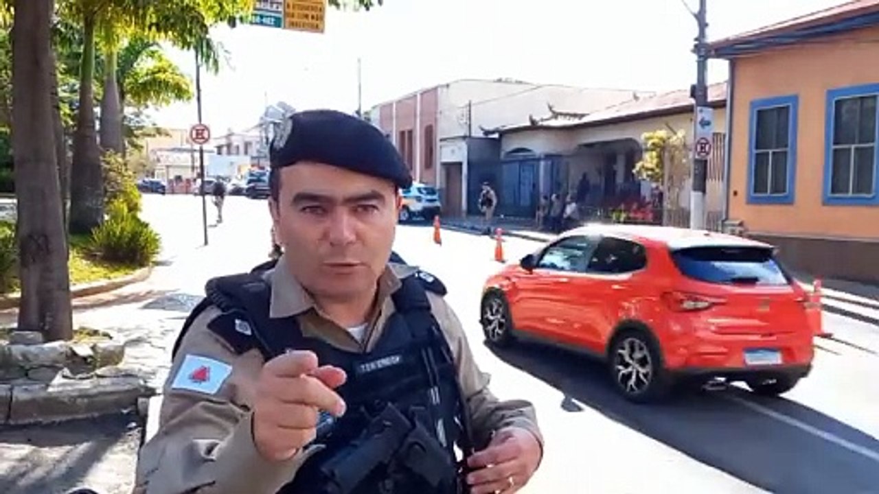 Motociclista tenta fugir da PM durante blitz e acaba levando "taca" dos policiais