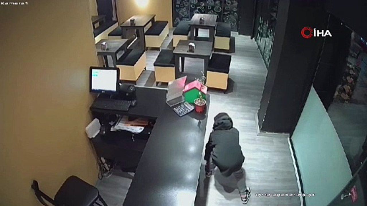 Restoranın kasasından para çalarken yakalandı! O anlar kamerada