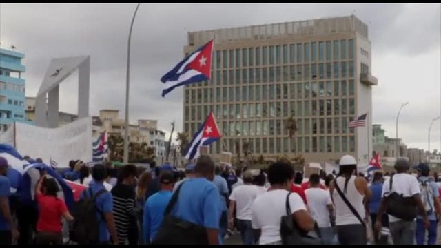 Migliaia di cubani contro l'embargo davanti all'ambasciata Usa