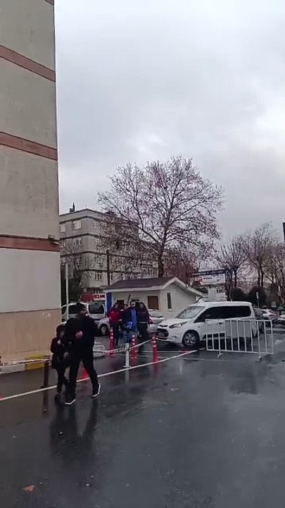 İsmail Saymaz paylaştı: Özlem Gürses, kaçma şüphesi olmadığı halde elleri kelepçeli sağlık muayenesine götürüldü