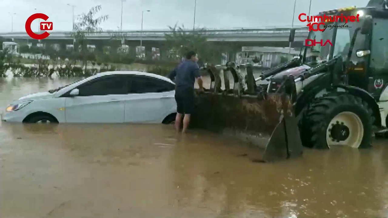 Antalya'yı sağanak vurdu... Göle dönen yollarda mahsur kaldılar!
