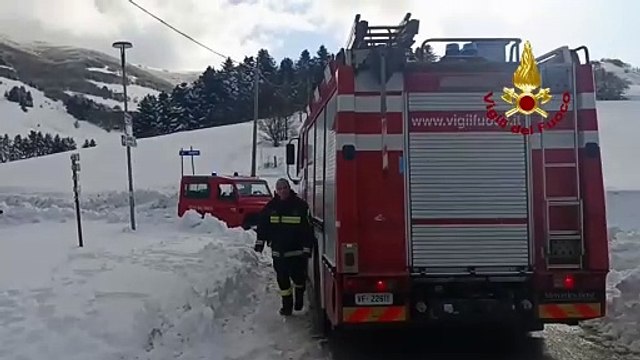 Sciatore disperso nella nebbia, l'intervento dei vigili del fuoco a Gualdo Tadino (Perugia)