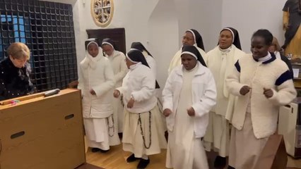 Las monjas del convento toledano de Santo Domingo el Real cantan y bailan para celebrar la Navidad