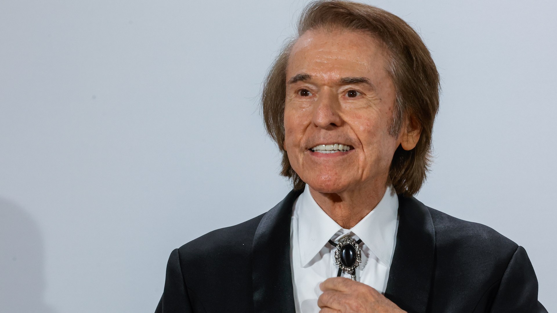 Uno de los hijos de Raphael, Manuel Martos, ha asegurado este s�bado a su llegada al hospital Doce de Octubre para visitar a su padre que el cantante est� "muy agradecido", al igual que el resto de la familia, por las muestras de cari�o que ha recibido tras su ingreso.