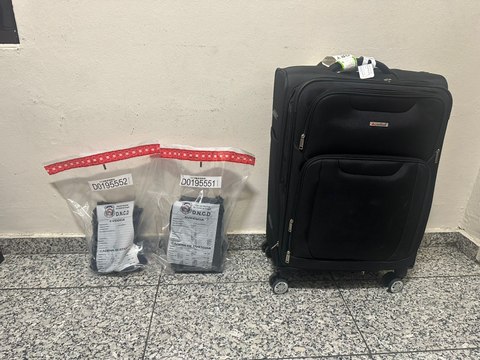 DNCD ocupa dos paquetes de cocaína en el AILA