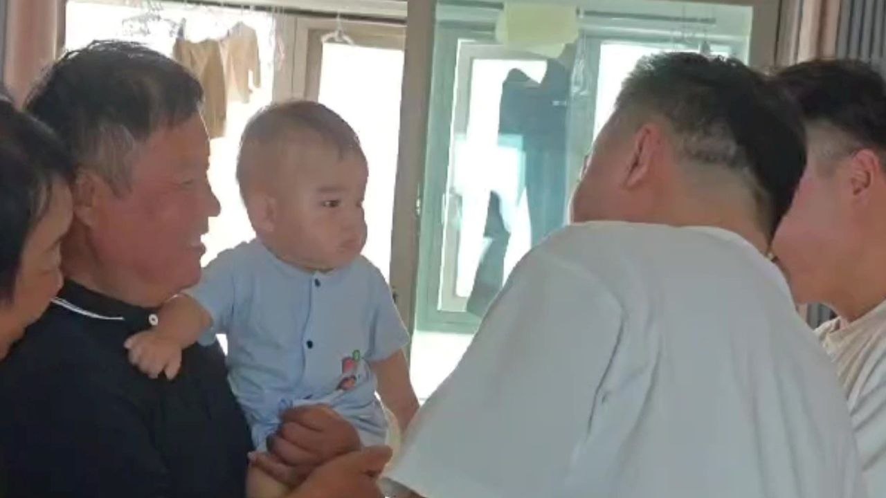 Baby kann seinen Vater nicht von seinem eineiigen Zwilling unterscheid