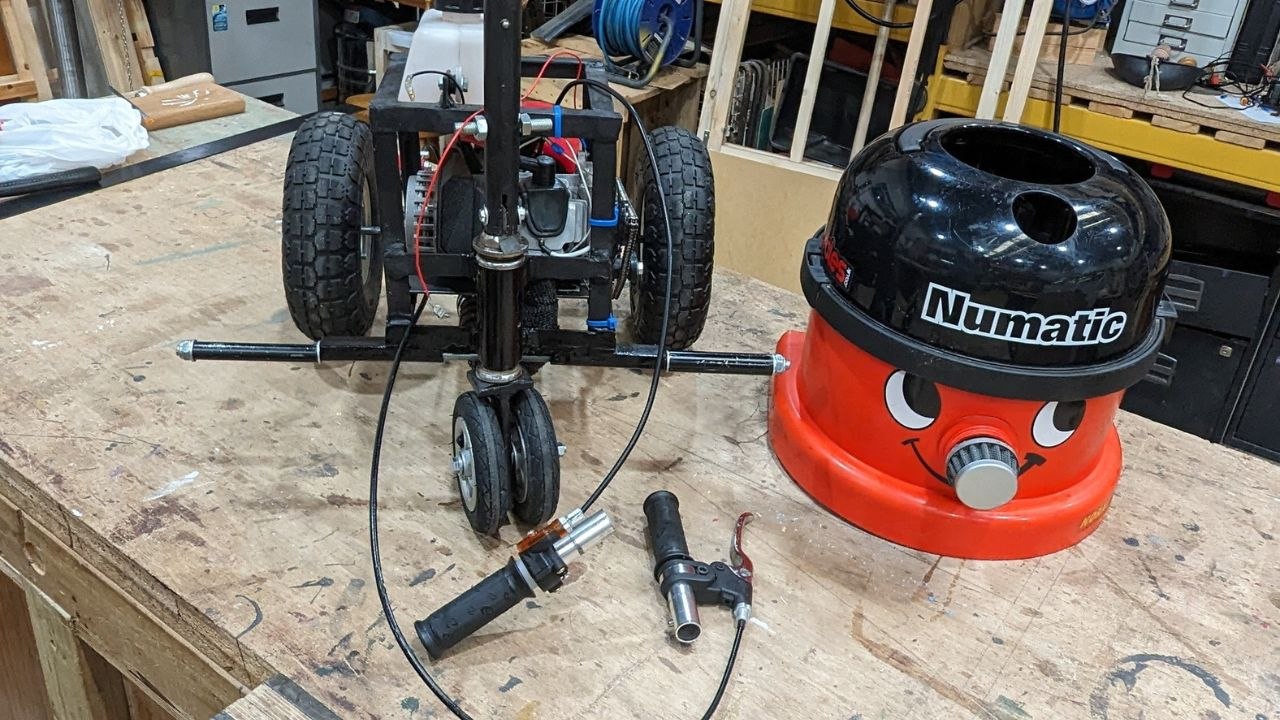 Vater baut Henrys Staubsauger in ein Mini-Motorrad um, mit dem er durch die Stadt fährt