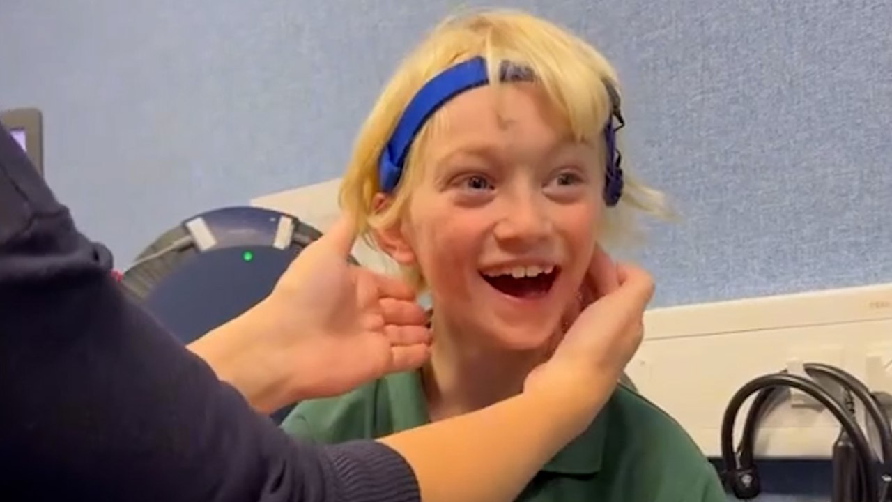 Ohne Ohr geborener Junge reagiert auf Hörgerät