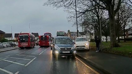 Moment car full of 'thieves' mounts pavement to evade unmarked police car