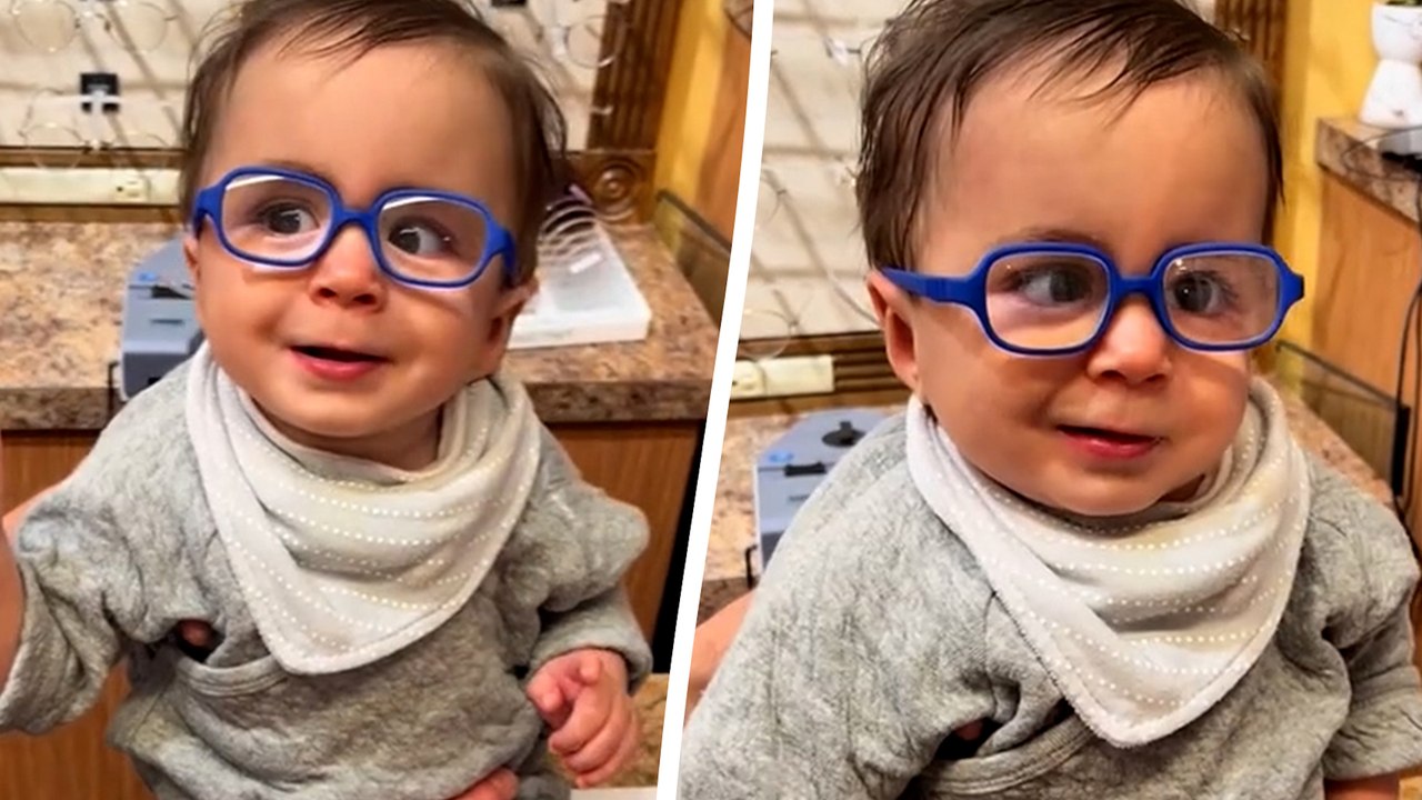 Kleinkind lächelt nach Anprobe der neuen Brille