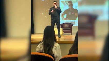 Yakışıklı Güvenlik'ten öğrencilerin hayatını değiştirecek tüyo! 'İki kere vurup öpüyorsunuz'