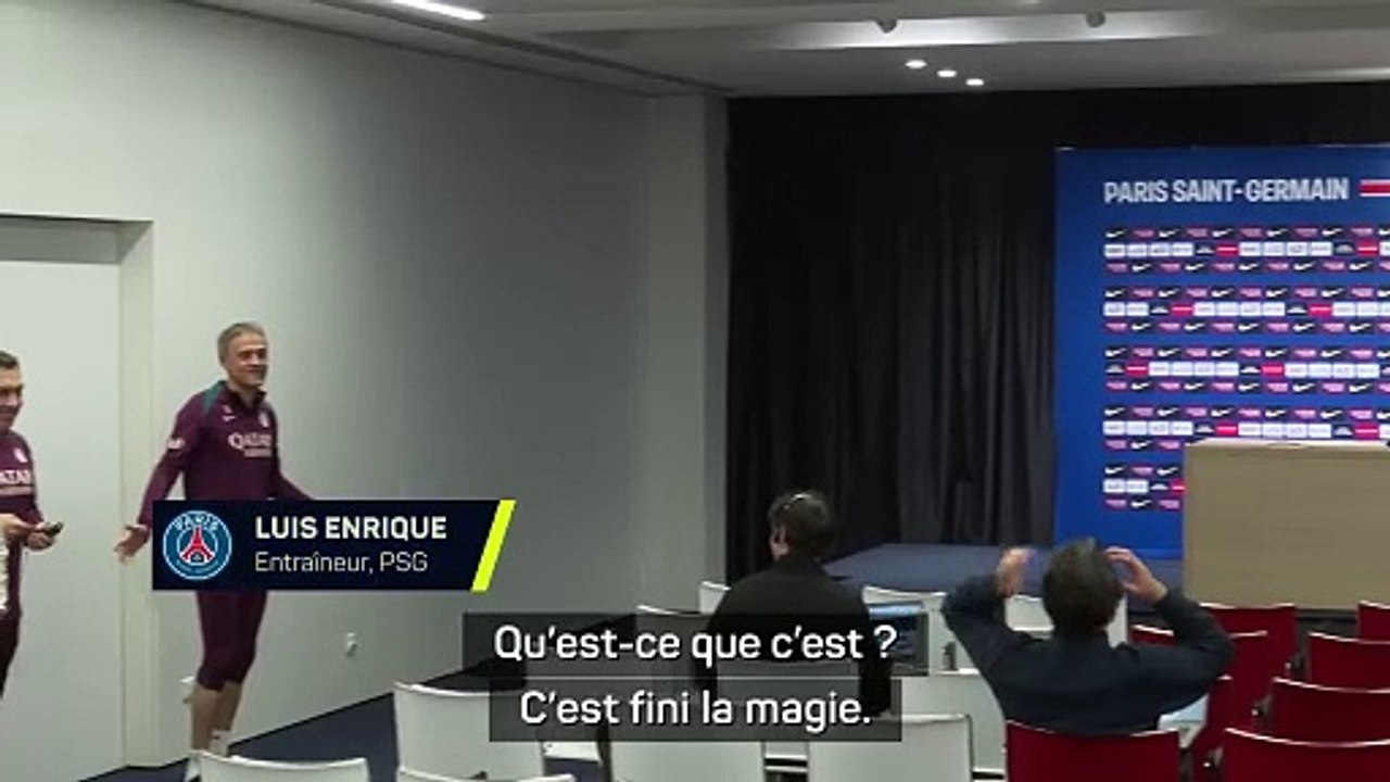 Face à une salle de presse quasi vide, Luis Enrique s’assoit au milieu des journalistes !