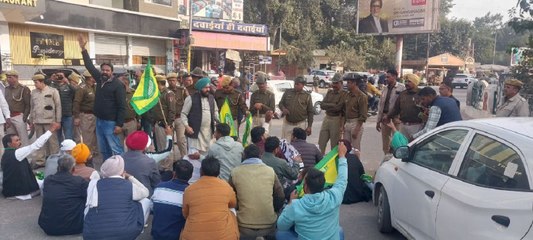 सरकार के जश्न का विरोध: अहिंसा चौक पर लगाया सांकेतिक धरना, थमा ट्रेफिक