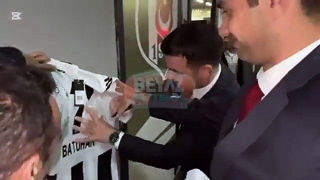 Beşiktaş-Alanyaspor maçının hakemi Cihan Aydın, maç sonu Beşiktaş forması imzaladı; taraftarla fotoğraf çektirdi
