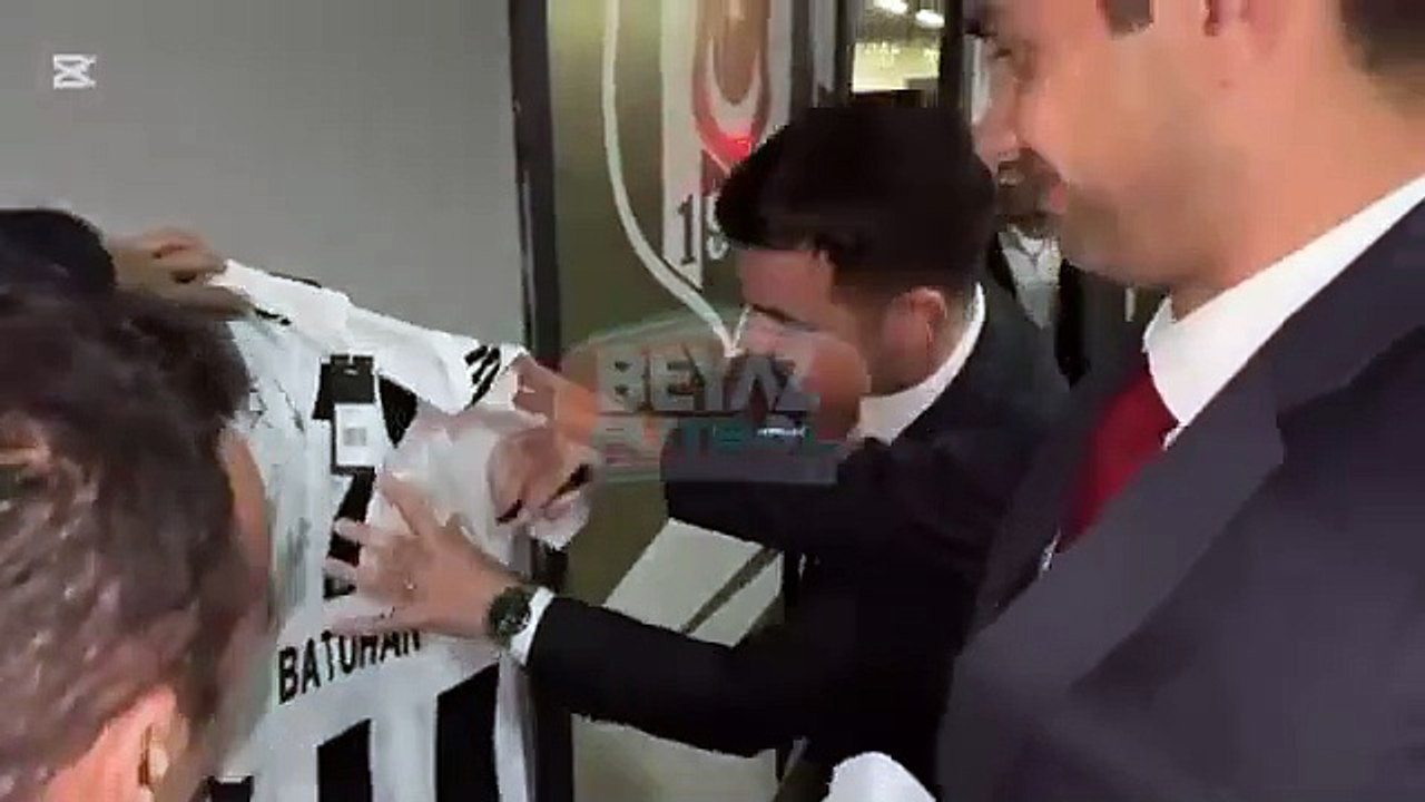 Beşiktaş-Alanyaspor maçının hakemi Cihan Aydın, maç sonu Beşiktaş forması imzaladı; taraftarla fotoğraf çektirdi