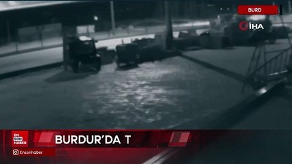 Burdur'da alkollü sürücü önce refüje ardından otomobile çarptı
