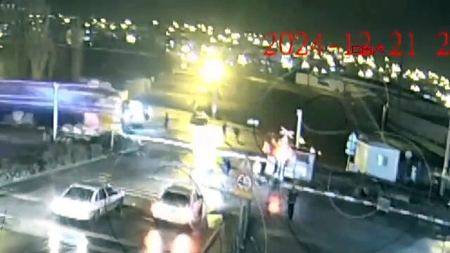 Hemzemin geçitte arızalanan otomobile yük treni çarptı; o anlar kamerada