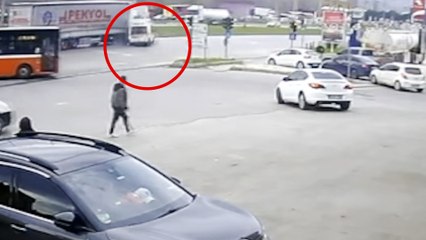 Ambulansa çarpan tır dehşet saçtı! O anlar kamerada