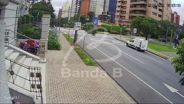 Motociclista fura sinal vermelho e bate contra carro no Água Verde; câmera de segurança registrou acidente