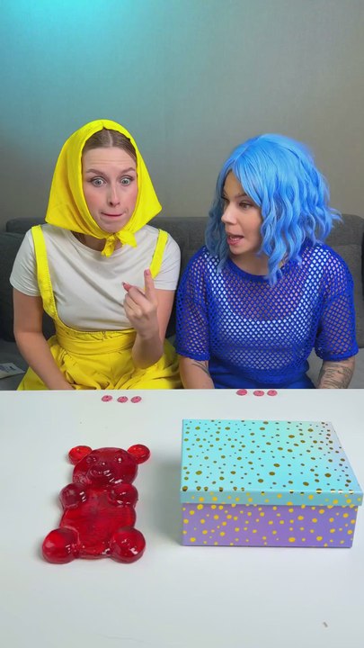 GIANT VS. MINI gummy bear 😲 Fun food challenge