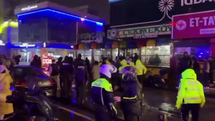 Gözaltına alınıyorlardı: Yakınları polise saldırdı