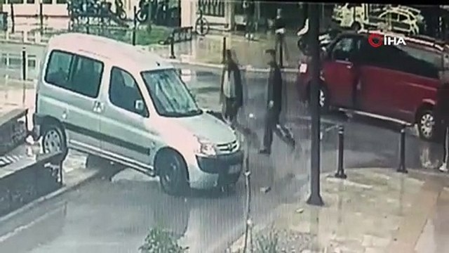 Kamyonet hafif ticari araca, hafif ticari araç direğe çarptı