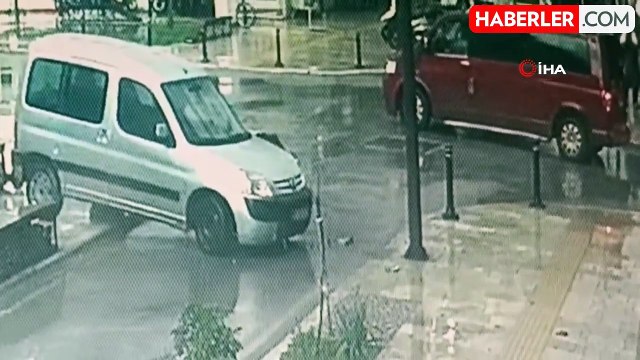 Kamyonetin Hafif Ticari Araca Çarptığı Trafik Kazası Güvenlik Kamerasında