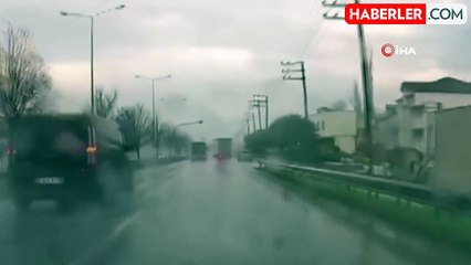 Yağışlı Havada Tırın Dorsesi Kaydı, O Anlar Kamerada