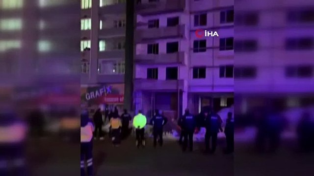 Elazığ’da 5’inci kata çıkarak atlamak isteyen şahsı ekipler ikna etti