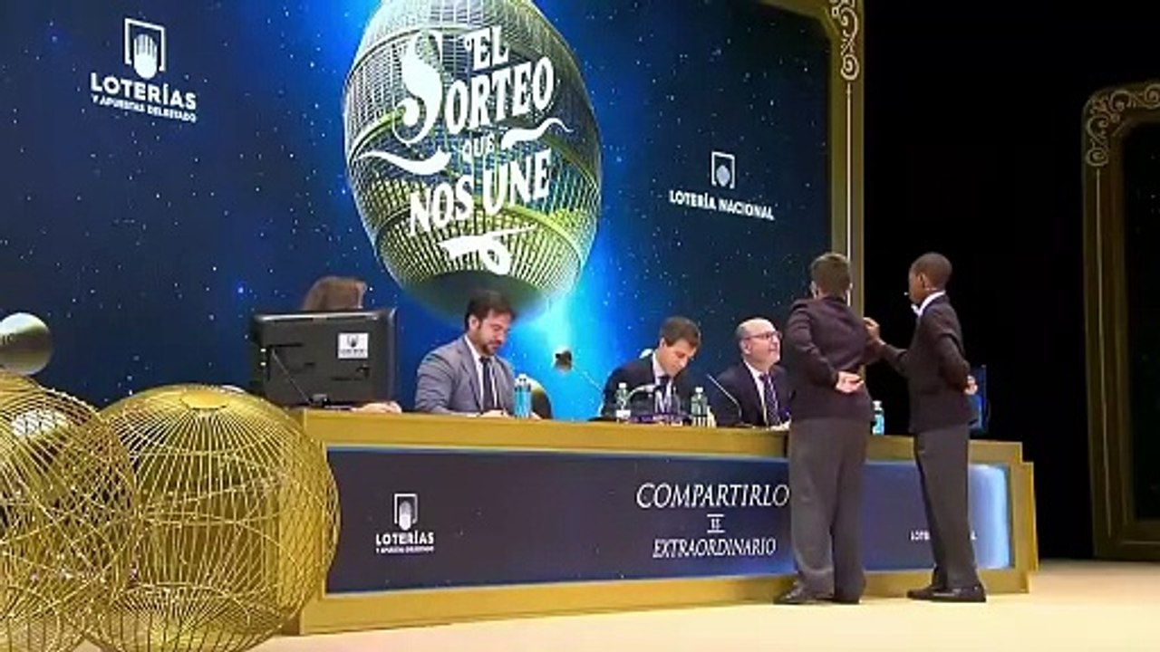 Los niños de San Ildefonso cantan un quinto premio. El 37876 ha resultado premiado con 6.000 euros por décimo.