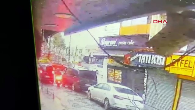 İstanbul'da İETT otobüsü başka bir otobüs ve araçlara çarptı!