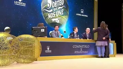 Los niños de San Idefonso cantan el cuarto premio: 77768