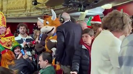 La vaquilla del Grand Prix con Ramon García bailan al son de los niños de San Idefonso