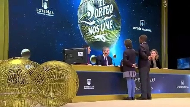 Quinto premio: 74778. Cae el tercer quinto premio y el segundo que cantan Aurora Rodríguez Osorio y Ángel Abaga Elebiyo