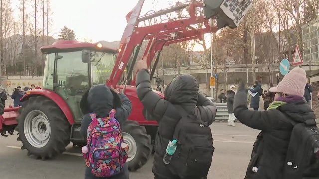 트랙터 상경 농민들 관저로 행진...경찰 차벽 철수 / YTN