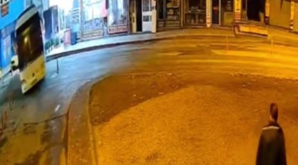 Otobüsü kaçırıp araçlara çarpan alkollü sürücü kamerada