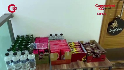 Siparişlerini getiren kuryeler için ikram masası kurdular