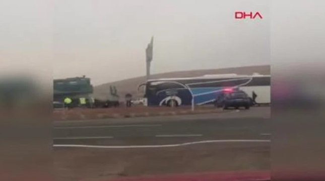 Kamyonet, TIR ve yolcu otobüsü birbirine girdi! Yaralılar var